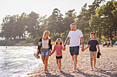 Familie beim gemeinsamen Spaziergang am Strand