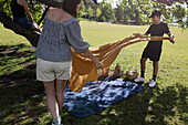 Mutter mit Sohn bereitet Picknick vor