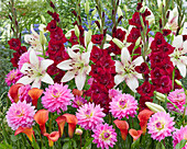 Bunte Sommermischung mit Gladiolen, Lilien, Dahlien und Calla