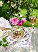 Taboulé (Bulgur-Weizensalat) mit Feta auf Tisch im Garten
