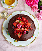 Schokoladenkuchen mit Topping aus frischen Beeren