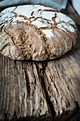 Brotlaib auf Holzuntergrund