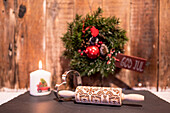 Schwedische Dalarnapferde auf einem graviertem Nudelholz in weihnachtlicher Dekoration