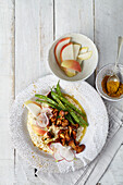 Savoury porridge with roasted chanterelles and pear