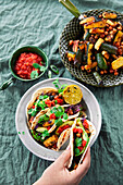 Tacos mit gegrillten Zucchini und Kichererbsen