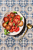 Heirloom-Tomatensalat auf portugiesischem Fliesenuntergrund
