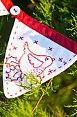 Weihnachts-Wimplekette mit Stickerei
