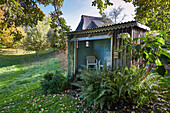 Romantisches Gartenhaus im Obstarten, Schleswig-Holstein, Deutschland