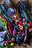 Herbststillleben mit Gemüse und Obst in Violett