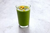 Spinach-apple smoothie with mango
