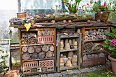 Insektenhotel mit Dekorationen im Garten
