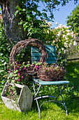 Stuhl mit floralen Arrangements, Rosenkelch (Rhodochiton) und Knöterich (Persicaria)