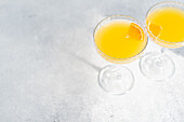 Mimosencocktail mit Champagner und Zitrussaft