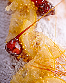 Kandierter Zitrone und Spinnzucker auf Biskuitrolle (Ausschnitt, Close Up)