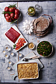 Brot, Grünkohlsalat, Kartoffel-Anchovi-Auflauf und gebeizter Lachs zu Weihnachten