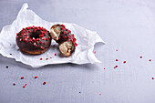 Zartbitter-Donuts mit gefriergetrockneten Erdbeerstückchen
