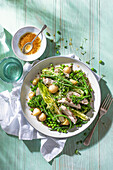 Grüner Frühlingssalat mit Frühkartoffeln und Hähnchenbrust, dazu Senf-Ahornsirup-Dressing