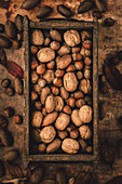 Verschiedene Nüsse in Holzkiste