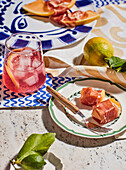 Melone in Parmaschinken serviert mit Campari Soda