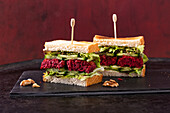Vegane Sandwiches mit Gurke, Salat und Rote-Bete-Bratlingen