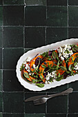 Salat mit gebackenen Kürbisspalten, Feta und Kürbiskernen