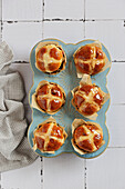 Traditionelle Oster-Hot-Cross-Buns mit Rosinen