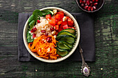 Rohkost-Salat mit Karotte, Paprika, Gurke, Weißkohl, Feldsalat, Walnüssen und Granatapfelkernen