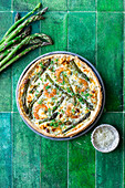 Tart with green asparagus and prawns