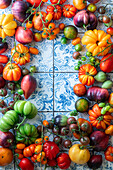 Bunte Tomatenvielfalt als Rahmen
