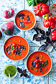 Suppe aus gerösteten Tomaten mit rotem Basilikum