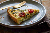 Quiche with courgettes and tomatoes