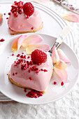 Heart cakes filled with mascarpone and raspberries