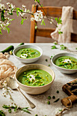 Grüne Cremesuppe aus Erbsen, Spargel und Zucchini