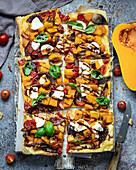 Blätterteigpizza mit Kürbis, roten Zwiebeln, Kirschtomaten, Mozzarella und Balsamico