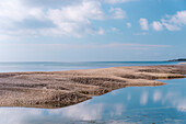 Blick auf das Meer und die Sandbank in Pagham, West Sussex, UK