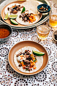 Slow Cooked Birria (mexikanischer Eintopf) aus Lammfleisch, serviert in Tacos