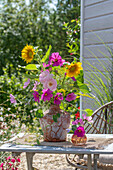 Blumenstrauß aus Sonnenblumen, Schmuckkörbchen und Rosen