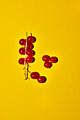 Rote Johannisbeeren auf gelbem Untergrund