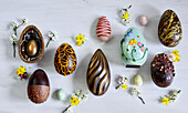 Mehrere Schokoladen-Ostereier auf Holztisch