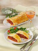 Minced meat strudel with yoghurt dip
