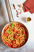 Spaghetti mit Kirschtomaten und Basilikum