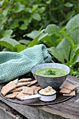 Bärlauchsuppe mit Vollkornkräckern und Blütenbutter