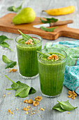 Green smoothies with spinach, pears and banana