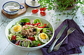Salade Nicoise mit Ei, Oliven, Paprika und Thunfisch
