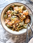 Pomelo-Salat mit Erdnüssen und knusprigen Zwiebeln