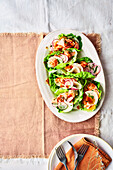 Salatwraps mit Lachs und süßer Chilisauce