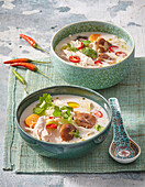 Thailändische Suppe mit Huhn und Kokosmilch