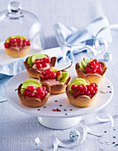 Fruit tartlets with kiwi and red currants