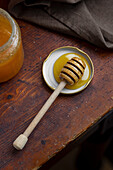 Honigglas und Deckel mit Honiglöffel