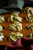 Yeast knots with pesto (prepared)